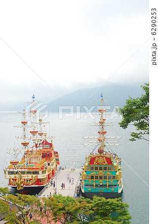 芦ノ湖と遊覧船 6290253