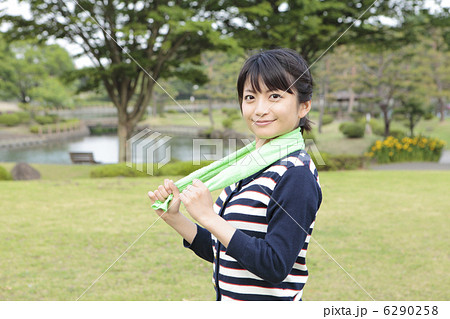 タオルと女性 タオルと女性 6290258