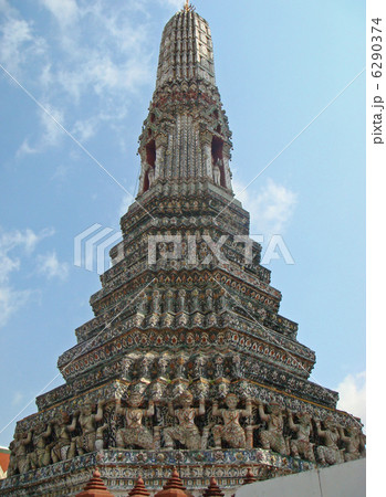 そびえ立つ大仏塔とそれを支えるハヌマーン ワット・アルン バンコク そびえ立つ大仏塔とそれを支えるハヌマーン ワット・アルン バンコク 6290374