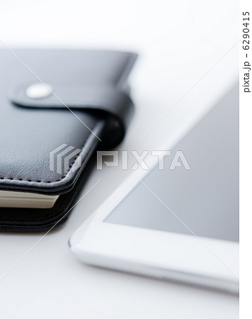 タブレットとビジネス手帳のクローズアップ タブレットとビジネス手帳のクローズアップ 6290415