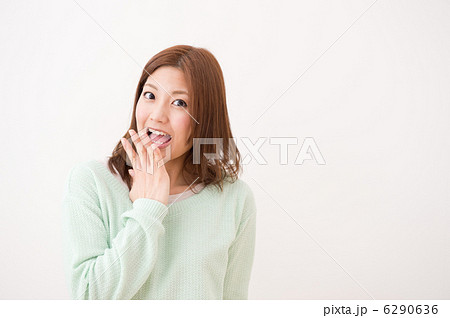 グリーンのニットを着た女性 グリーンのニットを着た女性 6290636