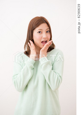 グリーンのニットを着た女性 6290639