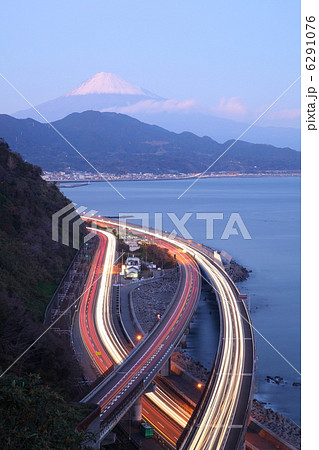 富士山と東名高速の夜景 6291076