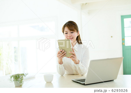 パソコンと女性 パソコンと女性 6293026