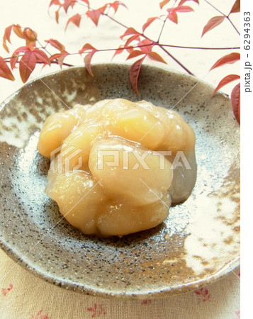 白花豆の甘煮と赤く色づいた南天の葉 6294363