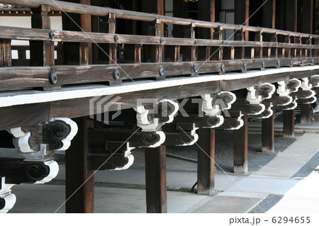 お寺の渡り廊下 6294655