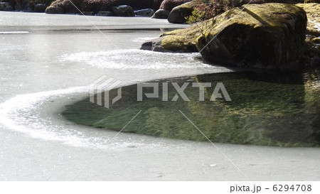 池の氷 池の氷 6294708