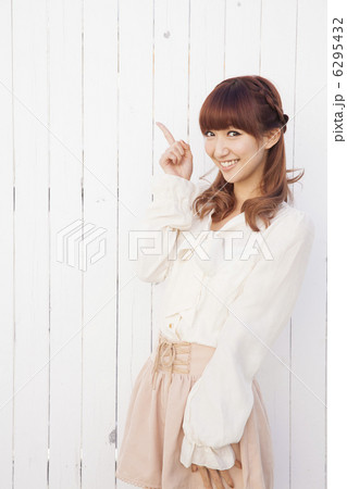 ボウタイブラウスの女性 6295432