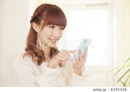 スマホを使う女性 6295436