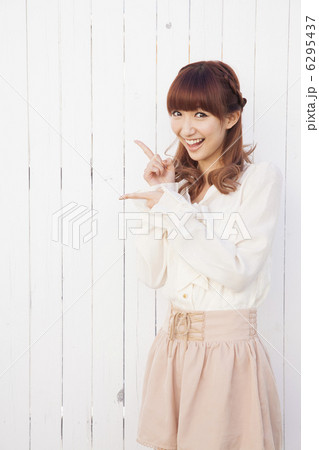 ボウタイブラウスの女性 6295437