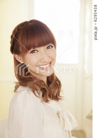 ボウタイブラウスの女性 6295438