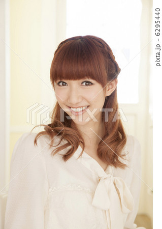 ボウタイブラウスの女性 6295440