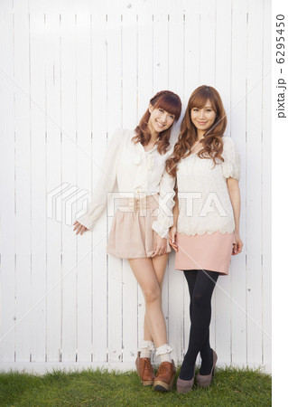 2人の女性 6295450