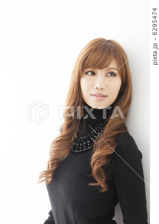 黒いニットの女性 黒いニットの女性 6295474