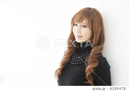 黒いニットの女性 6295478