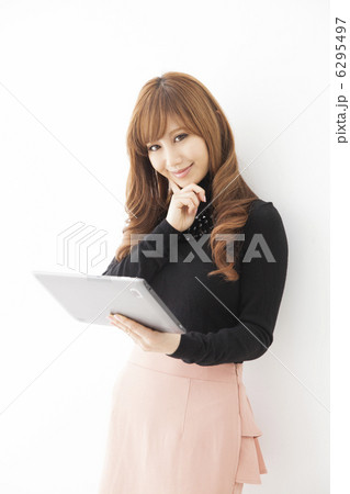 タブレット端末を使う黒いニットの女性 タブレット端末を使う黒いニットの女性 6295497