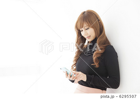 スマートフォンを使う黒いニットの女性 6295507