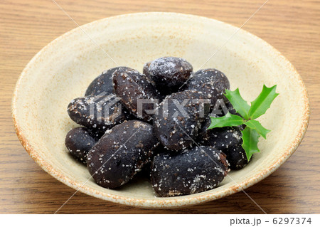 お多福豆と緑茶 6297374