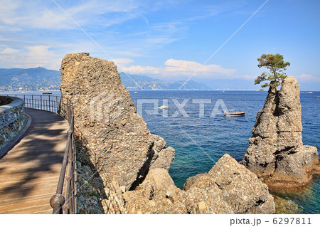 Wooden footbridge along Mediterranean sea coast in Portofino. 6297811