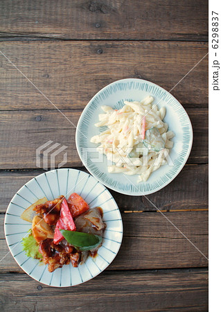 小皿に盛った酢豚とマカロニサラダ 小皿に盛った酢豚とマカロニサラダ 6298837