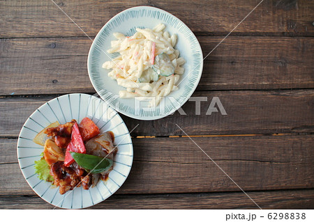 小皿に盛った酢豚とマカロニサラダ 小皿に盛った酢豚とマカロニサラダ 6298838