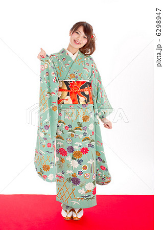 着物を着て嬉しそうにする笑顔が素敵な可愛い女の子 着物を着て嬉しそうにする笑顔が素敵な可愛い女の子 6298947