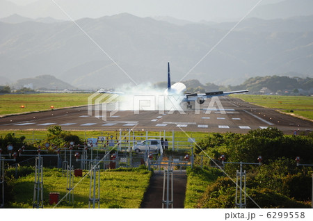 着地して噴煙を上げるジェット旅客機 着地して噴煙を上げるジェット旅客機 6299558