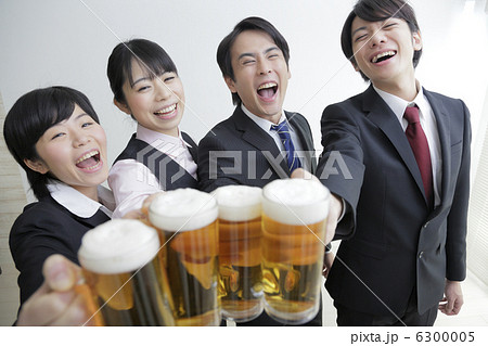 スーツで乾杯の写真素材