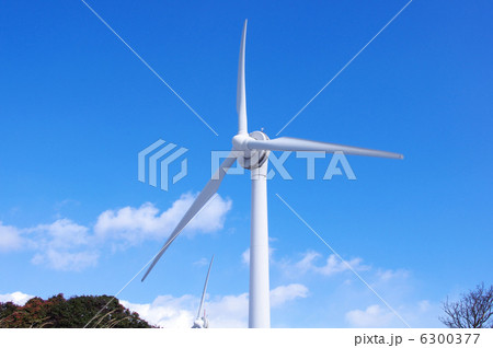 澄み切った空気と風力発電の風車 澄み切った空気と風力発電の風車 6300377