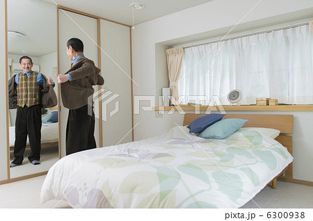 シニア夫婦と孫 6300938