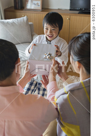シニア夫婦と孫 6300951