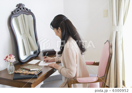 シニア夫婦と孫 6300952