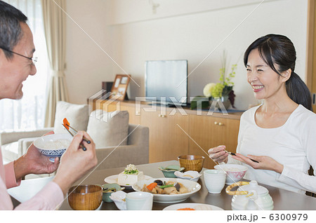 シニア夫婦と孫 6300979