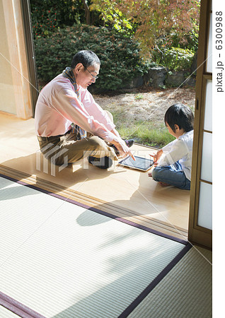 シニア夫婦と孫 6300988