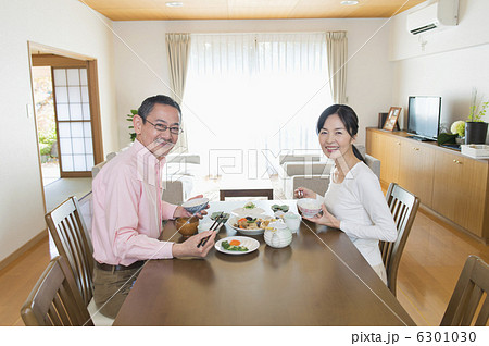 シニア夫婦と孫 6301030