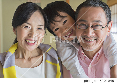 シニア夫婦と孫 シニア夫婦と孫 6301040