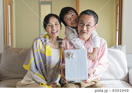 シニア夫婦と孫 6301049