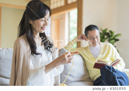 シニア夫婦と孫 6301050