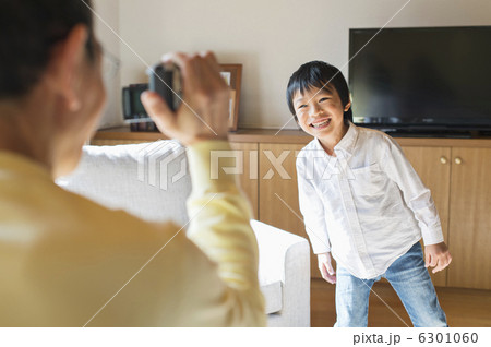 シニア夫婦と孫 6301060