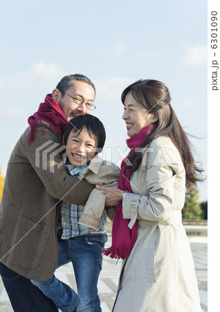 シニア夫婦と孫 6301090