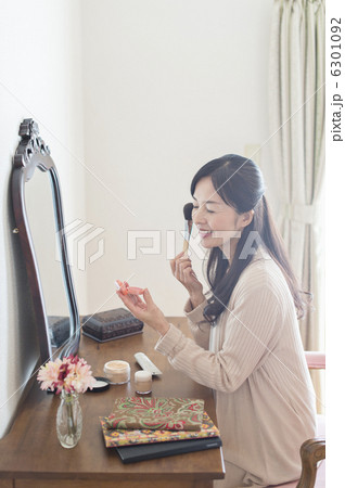 シニア夫婦と孫 6301092