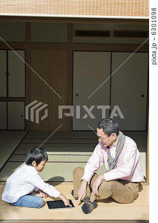 シニア夫婦と孫 6301098