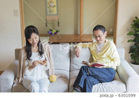 シニア夫婦と孫 6301099