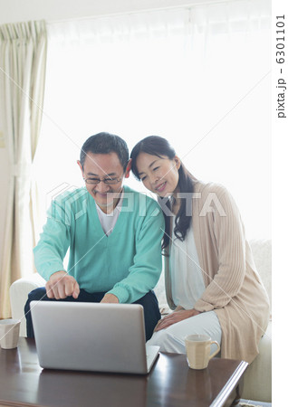 シニア夫婦と孫 6301101