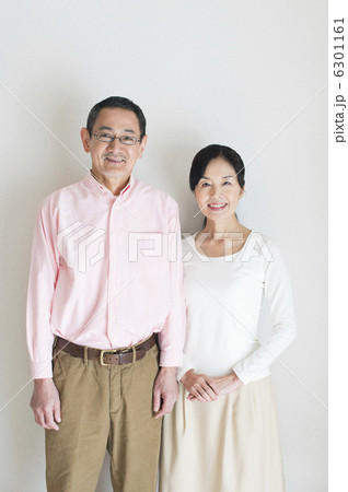 シニア夫婦と孫 6301161