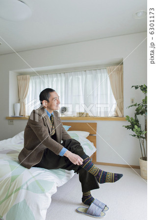 シニア夫婦と孫 6301173