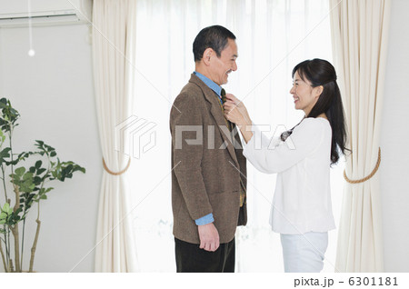 シニア夫婦と孫 6301181