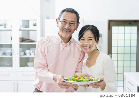 シニア夫婦と孫 6301184