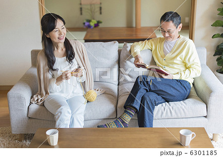 シニア夫婦と孫 6301185
