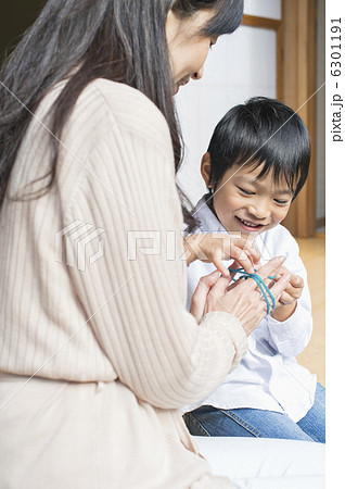 シニア夫婦と孫 6301191